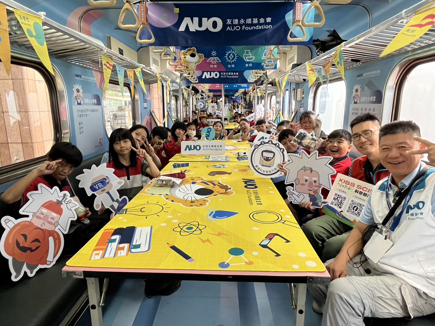 DB真人永續基金會參與「臺灣科普環島列車」，設計基礎科學車廂課程，以「淨零碳排和永續能源」為主題，讓學生透過創意實驗認識淨零知識，以及思考生活中的減碳行為